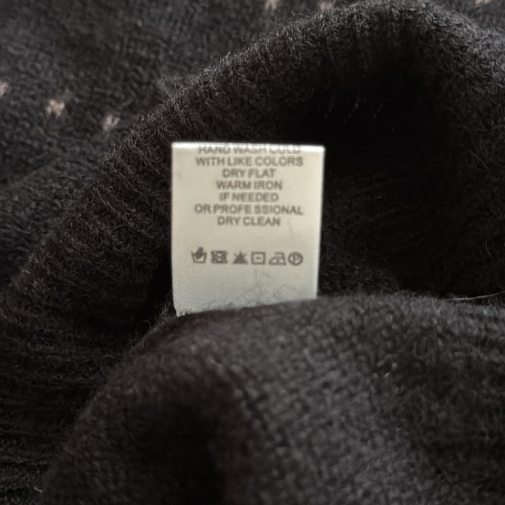 Subtle Luxury 100% Cashmere V-Neck Sweater Black Gray Ribbed Hem Size Small - Picture 7 of 9